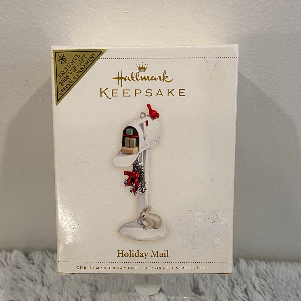 2006 Hallmark Keepsake Holiday Mail Ornament - White and Red